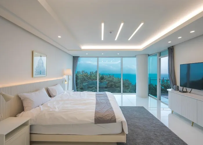 500m2 Ocean View Private Let House *