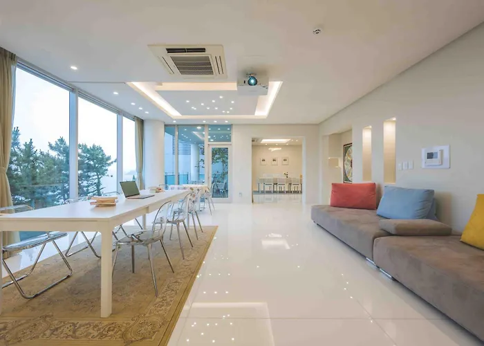 500m2 Ocean View Private Let House *